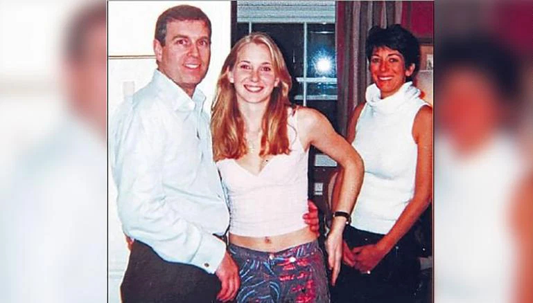 Ghislaine Maxwell: Má mì quyền lực chuyên chăn dắt trẻ vị thành niên cho giới thượng lưu, một số cái tên liên quan có cả Bill Clinton, Donald Trump, Elon Musk - Ảnh 4. Ghislaine Maxwell: Má mì quyền lực chuyên chăn dắt trẻ vị thành niên cho giới thượng lưu, một số cái tên liên quan có cả Bill Clinton, Donald Trump, Elon Musk - Ảnh 4.