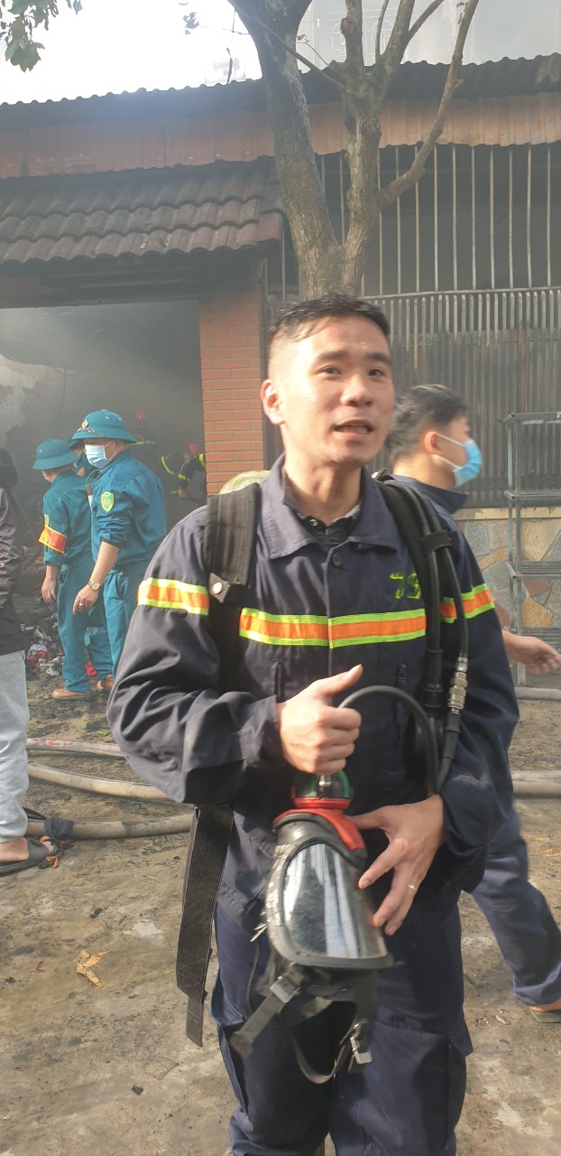 Nghệ An: Giải cứu 2 người bị mắc kẹt trong ngôi nhà đang cháy - Ảnh 10.