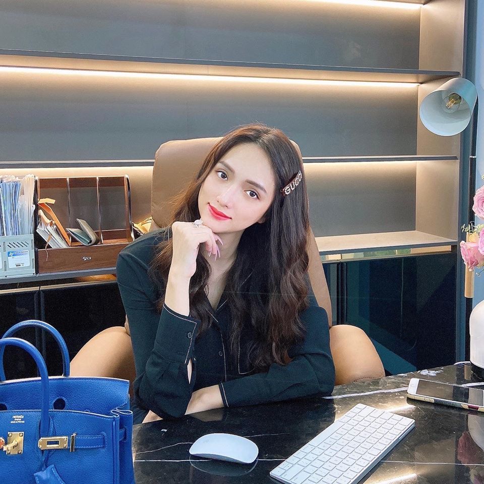 Hoa hậu Hương Giang bất ngờ lên sóng VTV nói chuyện về đầu tư chứng khoán: Em không dám là cá mập đâu, em chỉ là cá con thôi! - Ảnh 1. Hoa hậu Hương Giang bất ngờ lên sóng VTV nói chuyện về đầu tư chứng khoán: Em không dám là cá mập đâu, em chỉ là cá con thôi! - Ảnh 1.