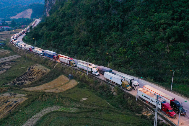 Hàng nghìn xe xe container nối đuôi nhau, chờ đợi tại cửa khẩu Tân Thanh, Lạng Sơn. Trên xe chủ yếu chở hàng hóa, nông sản từ các tỉnh phía nam. Ảnh: Thạch Thảo.