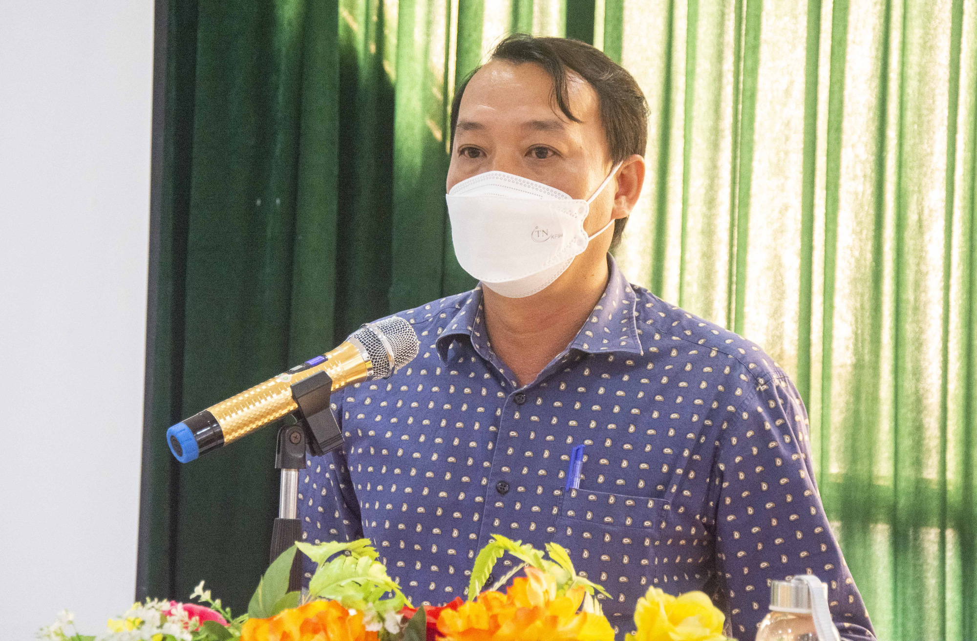 Ông Trần Hải Âu - Phó Giám đốc Ban Quản lý dự án xây dựng công trình giao thông Cà Mau (đại diện chủ đầu tư) phát biểu cung cấp thông tin cho báo chí.