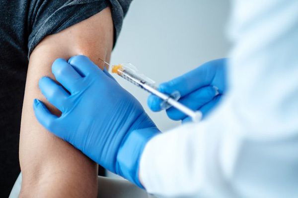 Tiêm vaccine phòng COVID-19 trong cả nước đạt gần 130 triệu liều  - Ảnh 1.