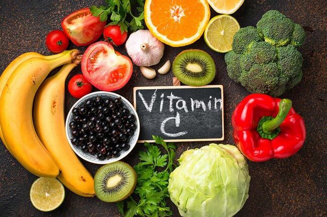 Sử dụng vitamin C không làm giảm triệu chứng COVID-19 - Ảnh 1.
