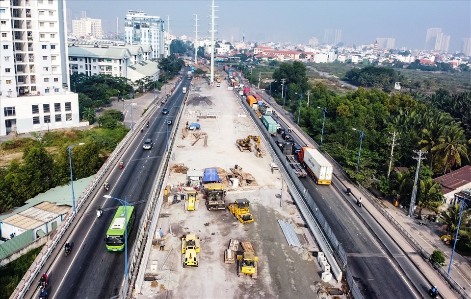 Năm 2021, khởi công nhiều dự án hạ tầng giao thông trọng điểm tại Tp.HCM - Ảnh 1.