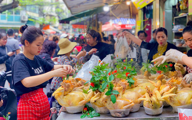 Thị trường Rằm tháng Giêng: Giá thịt bình ổn, một số loại rau giảm nhẹ - Ảnh 3.