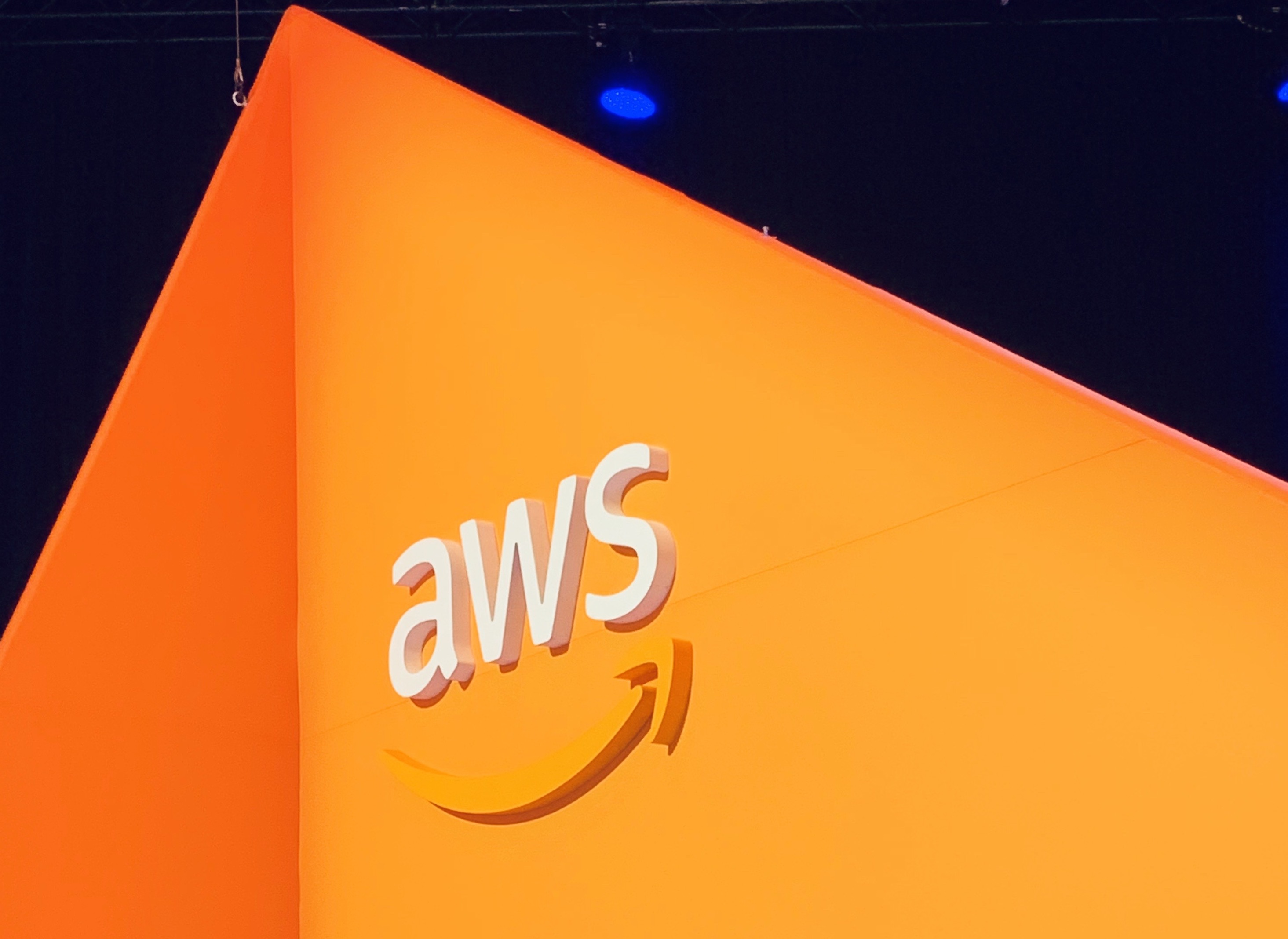 Chân dung CEO mới của Amazon: Từng là cố vấn kỹ thuật cho Jeff Bezos thời khởi nghiệp, dũng tướng quản lý mảng kinh doanh hái ra tiền điện toán đám mây - Ảnh 2.