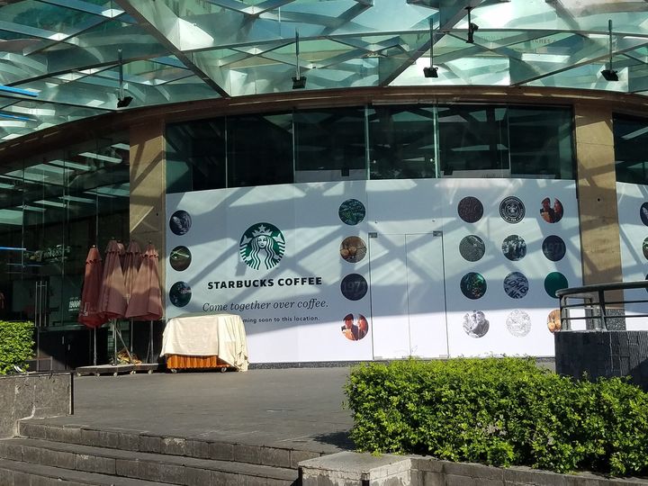Covid-19 khiến Starbucks chú trọng nguồn khách nội nhiều hơn, đặt cửa hàng tại các quận mới thay vì co cụm quận trung tâm - Ảnh 1. Covid-19 khiến Starbucks chú trọng nguồn khách nội nhiều hơn, đặt cửa hàng tại các quận mới thay vì co cụm quận trung tâm - Ảnh 1.