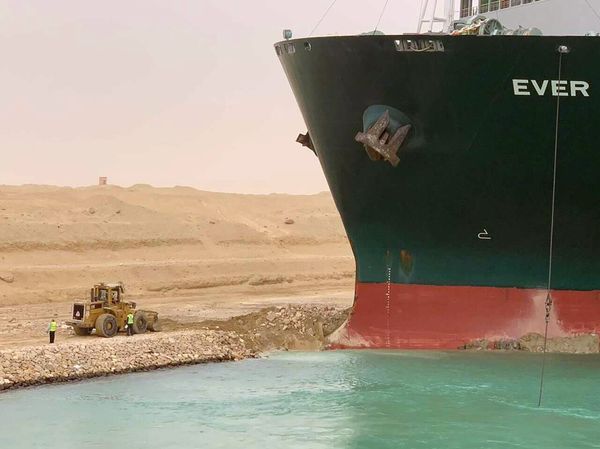Những con số gây choáng về vụ siêu tàu mắc kẹt ở kênh đào Suez - Ảnh 1.