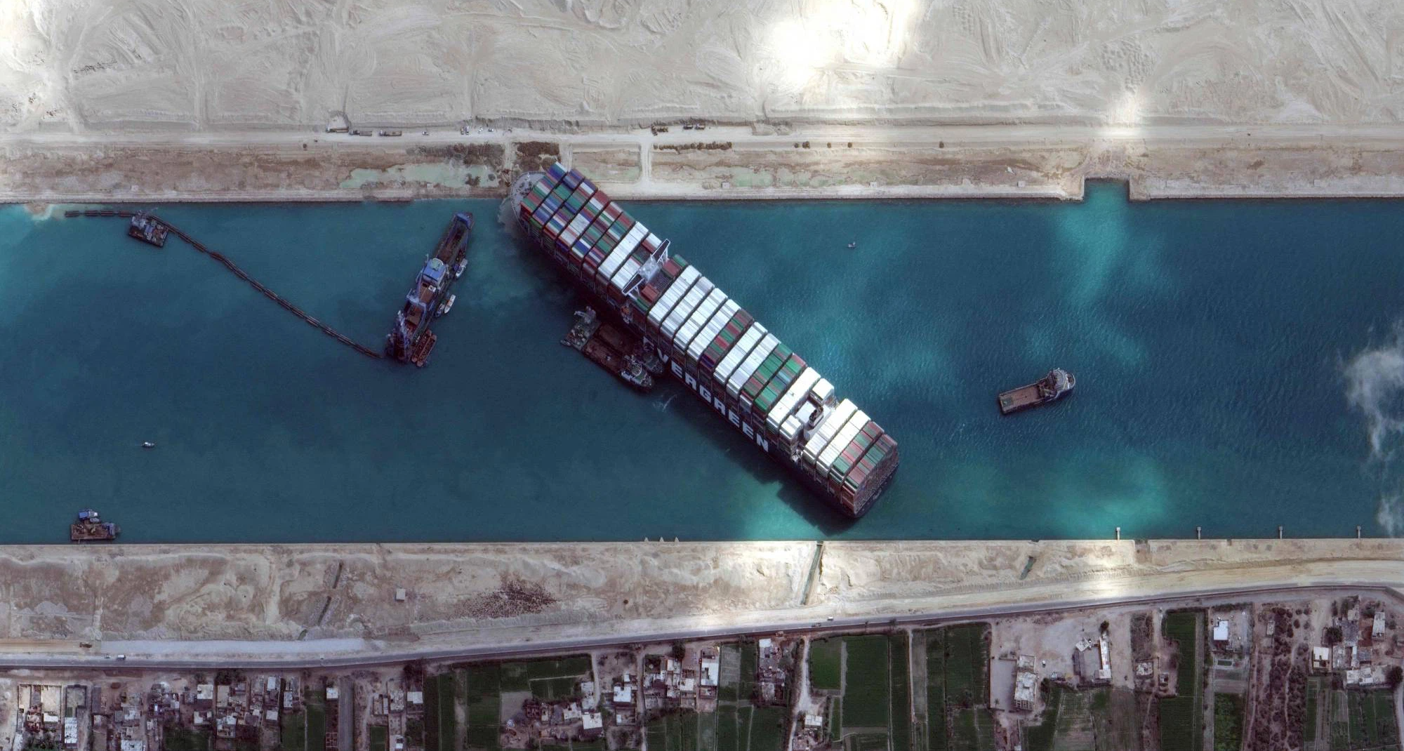 ‘Học theo’ tàu Ever Given, xe container Ever Green mắc kẹt trên cao tốc ...