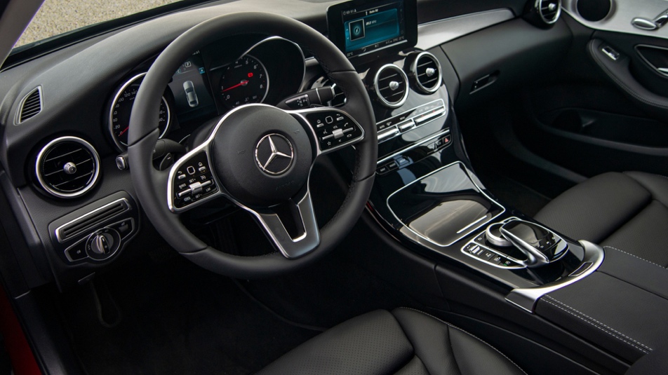 Mercedes-Benz C180 AMG mới ra mắt tại Việt Nam, giá 1,5 tỷ đồng - Ảnh 2. Mercedes-Benz C180 AMG mới ra mắt tại Việt Nam, giá 1,5 tỷ đồng - Ảnh 2.