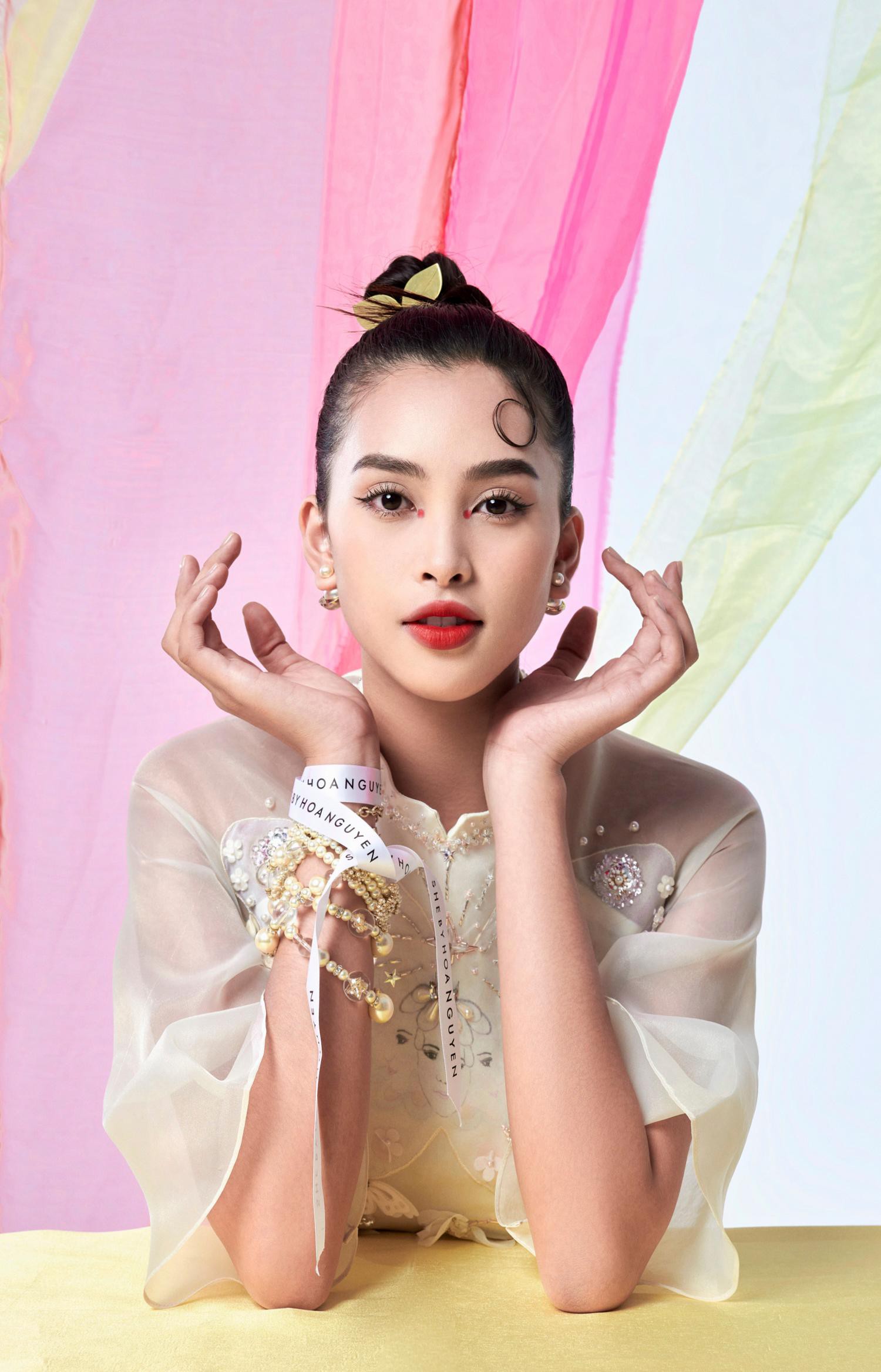 Hoa hậu Tiểu Vy hóa &quot;mỹ nhân cổ trang&quot; gợi cảm, quyến rũ trong bộ ảnh mới - Ảnh 4.
