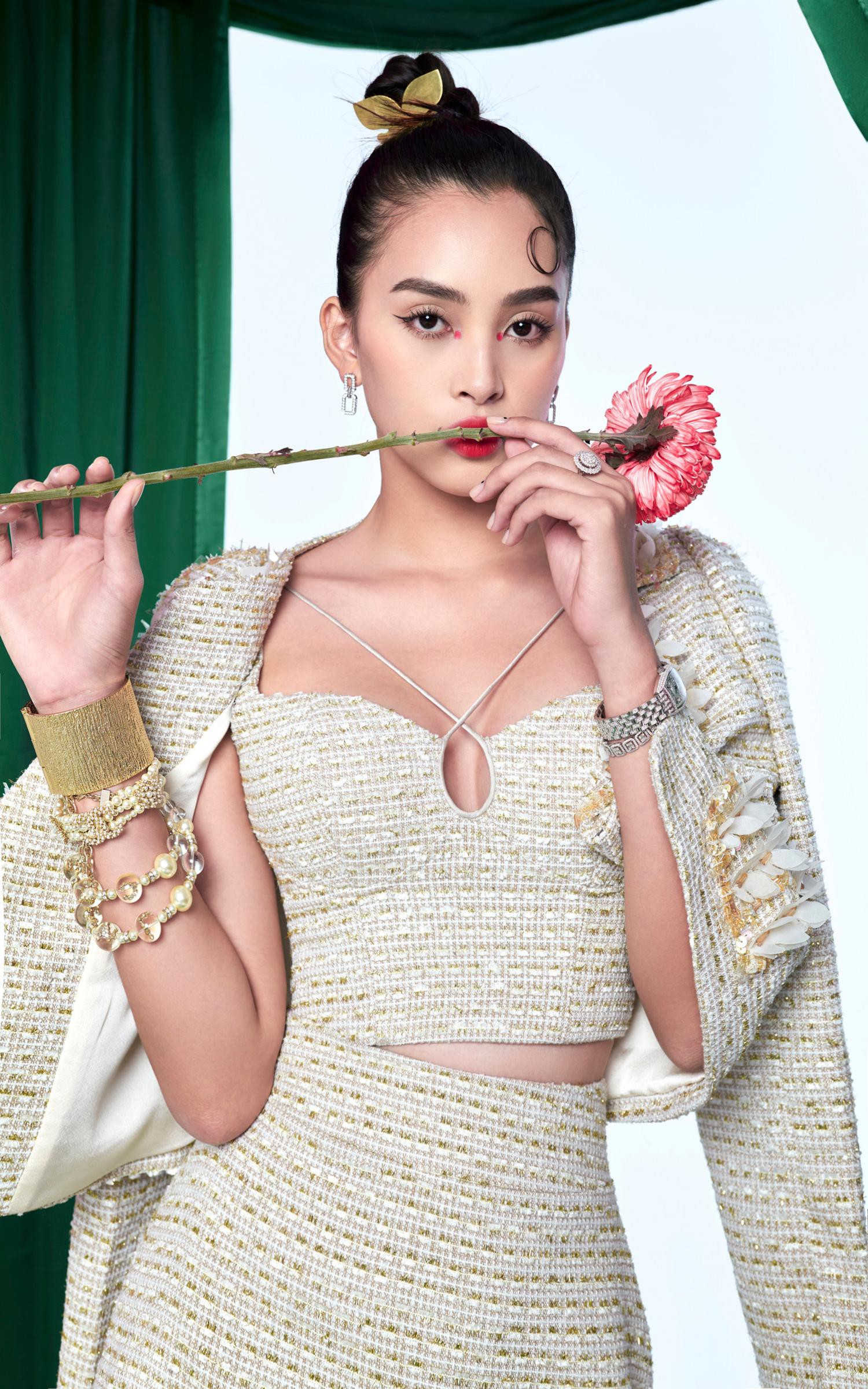 Hoa hậu Tiểu Vy hóa &quot;mỹ nhân cổ trang&quot; gợi cảm, quyến rũ trong bộ ảnh mới - Ảnh 12.