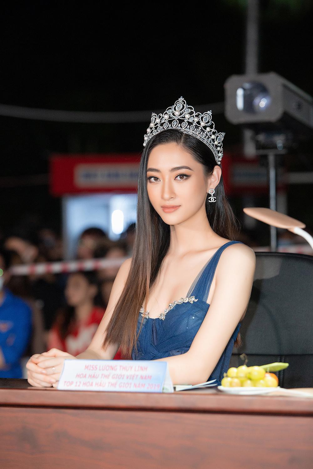 Hoa hậu Lương Thuỳ Linh đội vương miện 3 tỷ đồng, diện đầm xanh xẻ cao kheo chân dài 1,22m quyến rũ - Ảnh 3.