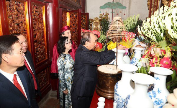 Chủ tịch nước Nguyễn Xuân Phúc dâng hương tưởng nhớ các Vua Hùng - Ảnh 6.