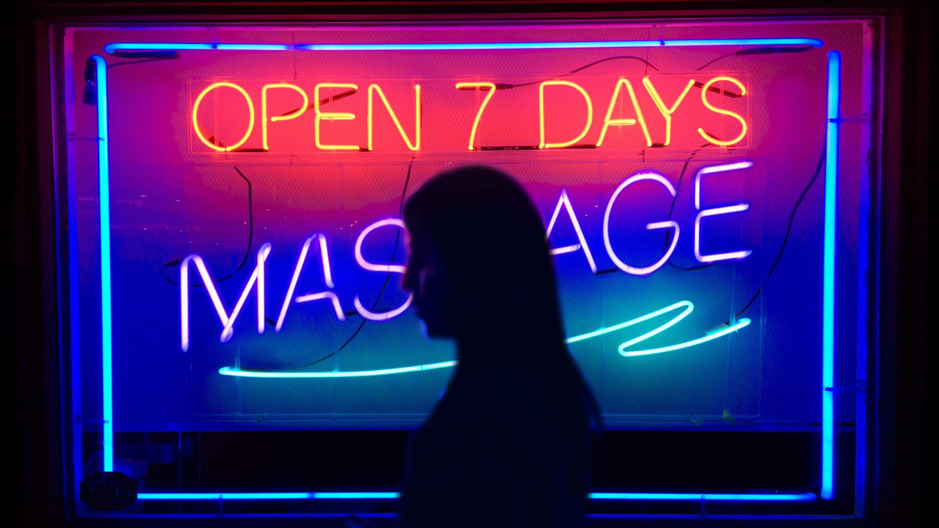 Bên trong ngành công nghiệp massage trá hình trị giá 4,5 tỷ USD tại Mỹ - Ảnh 1. Bên trong ngành công nghiệp massage trá hình trị giá 4,5 tỷ USD tại Mỹ - Ảnh 1.