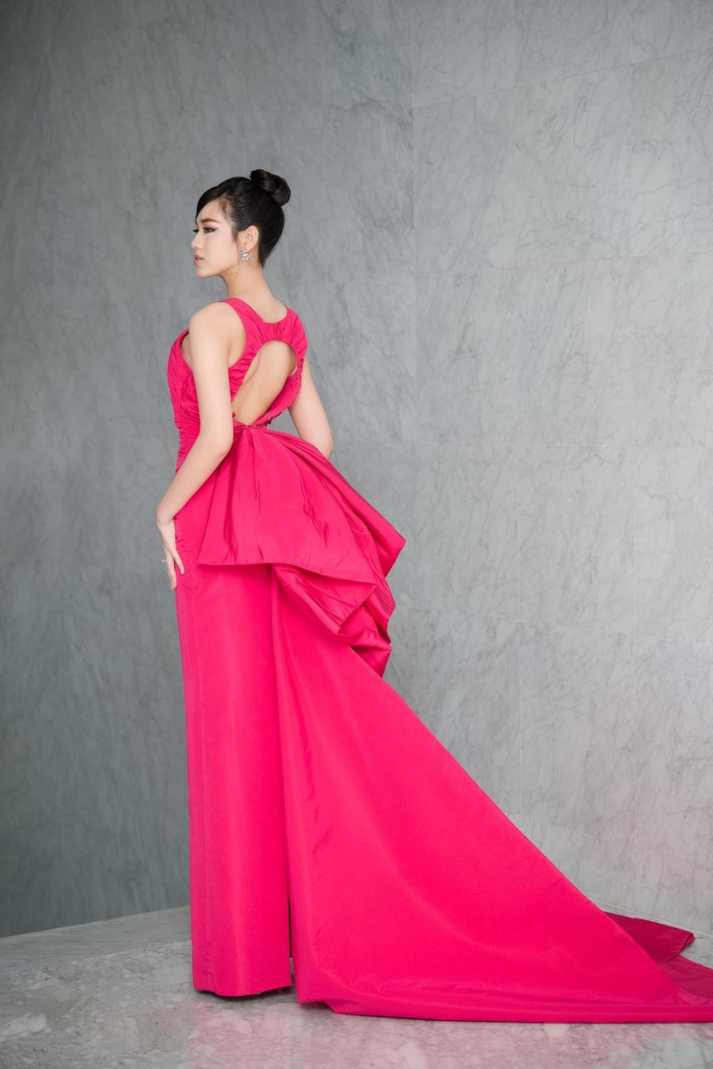 Hoa hậu Đỗ Thị Hà và Lương Thùy Linh nóng bỏng trong trang phục gam màu rực rỡ của nhà thiết kế Công Trí - Ảnh 2.
