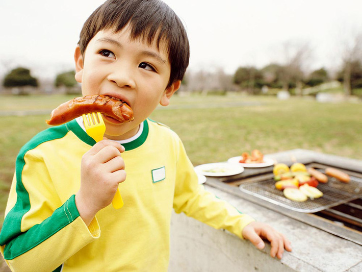 Nếu tiếp tục cho trẻ ăn 10 loại thực phẩm sau nguy cơ dậy thì sớm ở trẻ là điều không tránh khỏi - Ảnh 2.