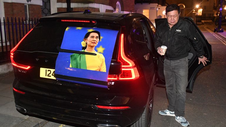 Phản đối chính quyền quân sự, Đại sứ Myanmar tại London bị nhốt ngoài cửa Đại sứ quán - Ảnh 1. Phản đối chính quyền quân sự, Đại sứ Myanmar tại London bị nhốt ngoài cửa Đại sứ quán - Ảnh 1.
