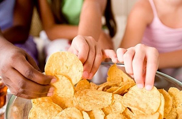 Nếu tiếp tục cho trẻ ăn 10 loại thực phẩm sau nguy cơ dậy thì sớm ở trẻ là điều không tránh khỏi - Ảnh 1.