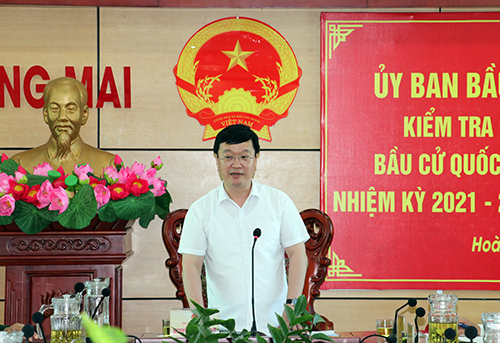 Nghệ An: Đoàn công tác UBND tỉnh kiểm tra công tác bầu cử tại thị xã Hoàng Mai - Ảnh 2.