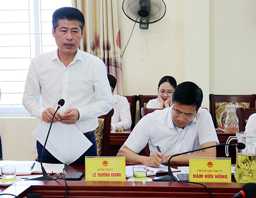 Nghệ An: Đoàn công tác UBND tỉnh kiểm tra công tác bầu cử tại thị xã Hoàng Mai - Ảnh 3.