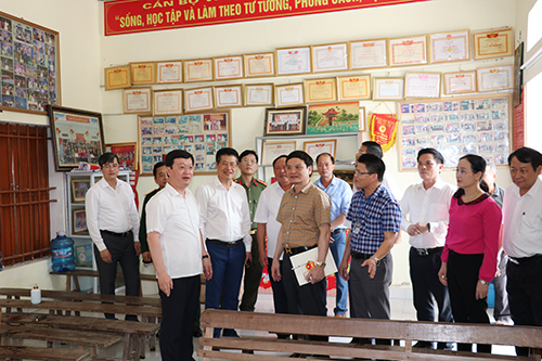 Nghệ An: Đoàn công tác UBND tỉnh kiểm tra công tác bầu cử tại thị xã Hoàng Mai - Ảnh 4.