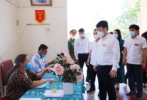 Nghệ An: Chủ tịch UBND tỉnh kiểm tra công tác bầu cử tại huyện Nam Đàn - Ảnh 1.