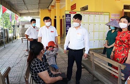 Nghệ An: Chủ tịch UBND tỉnh kiểm tra công tác bầu cử tại huyện Nam Đàn - Ảnh 2.