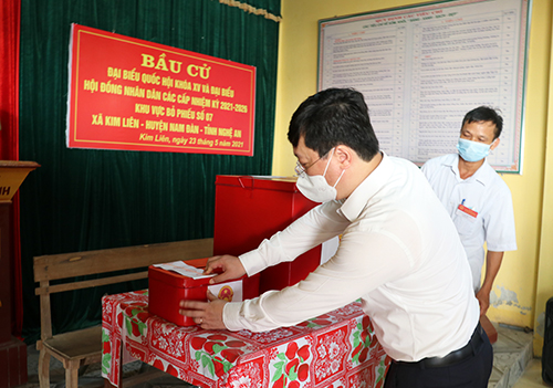 Nghệ An: Chủ tịch UBND tỉnh kiểm tra công tác bầu cử tại huyện Nam Đàn - Ảnh 3.