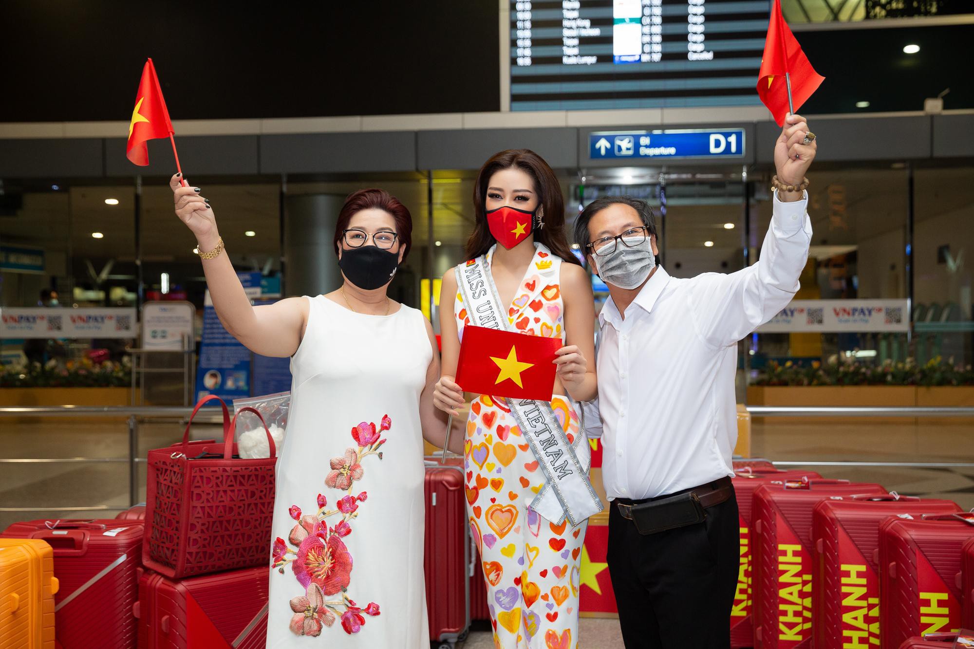 Hoa hậu Khánh Vân liên tục biến hóa phong cách thời trang sân bay khi lên đường sang Mỹ dự thi Miss Universe 2020 - Ảnh 7.