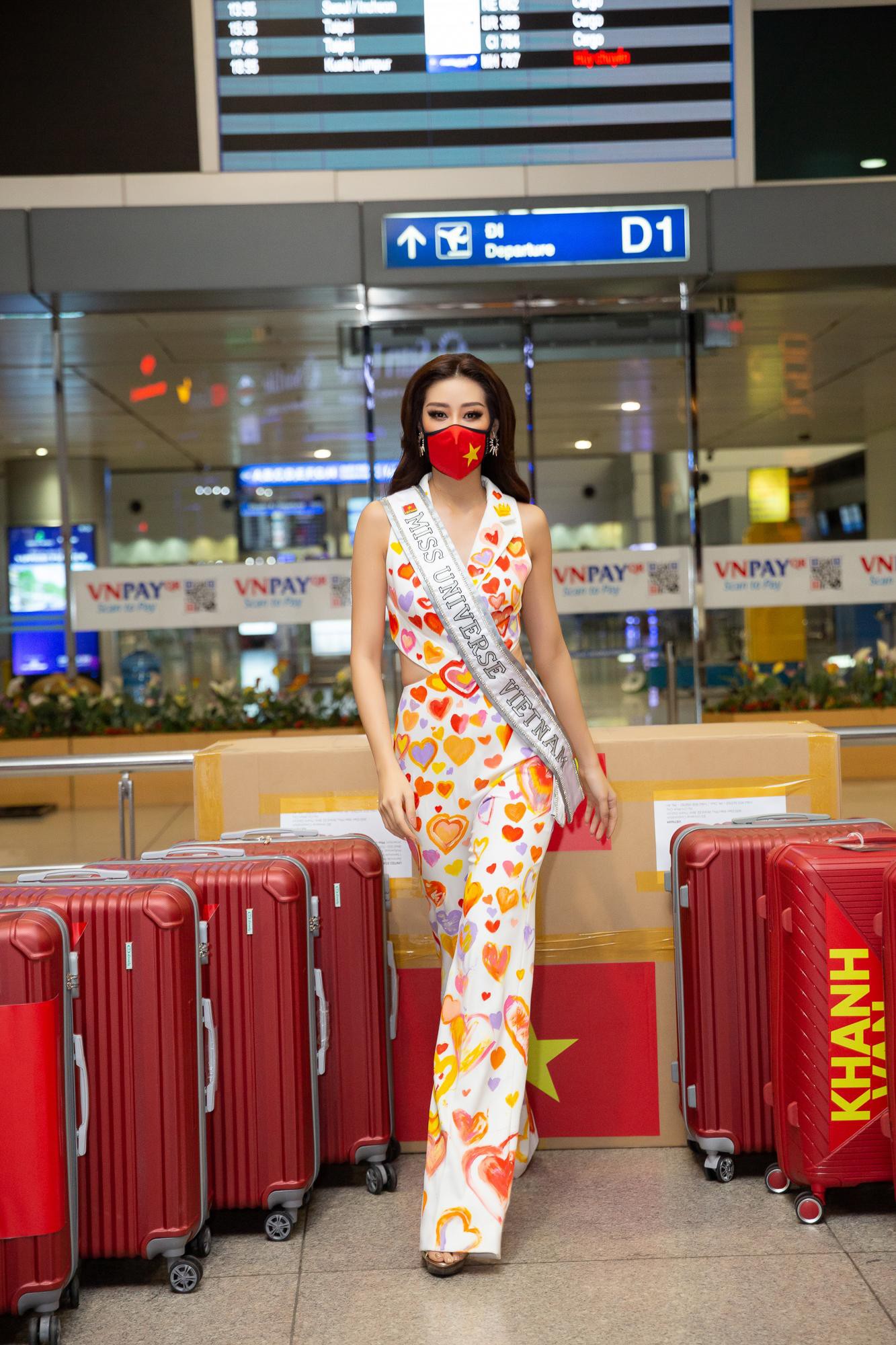Hoa hậu Khánh Vân liên tục biến hóa phong cách thời trang sân bay khi lên đường sang Mỹ dự thi Miss Universe 2020 - Ảnh 5.