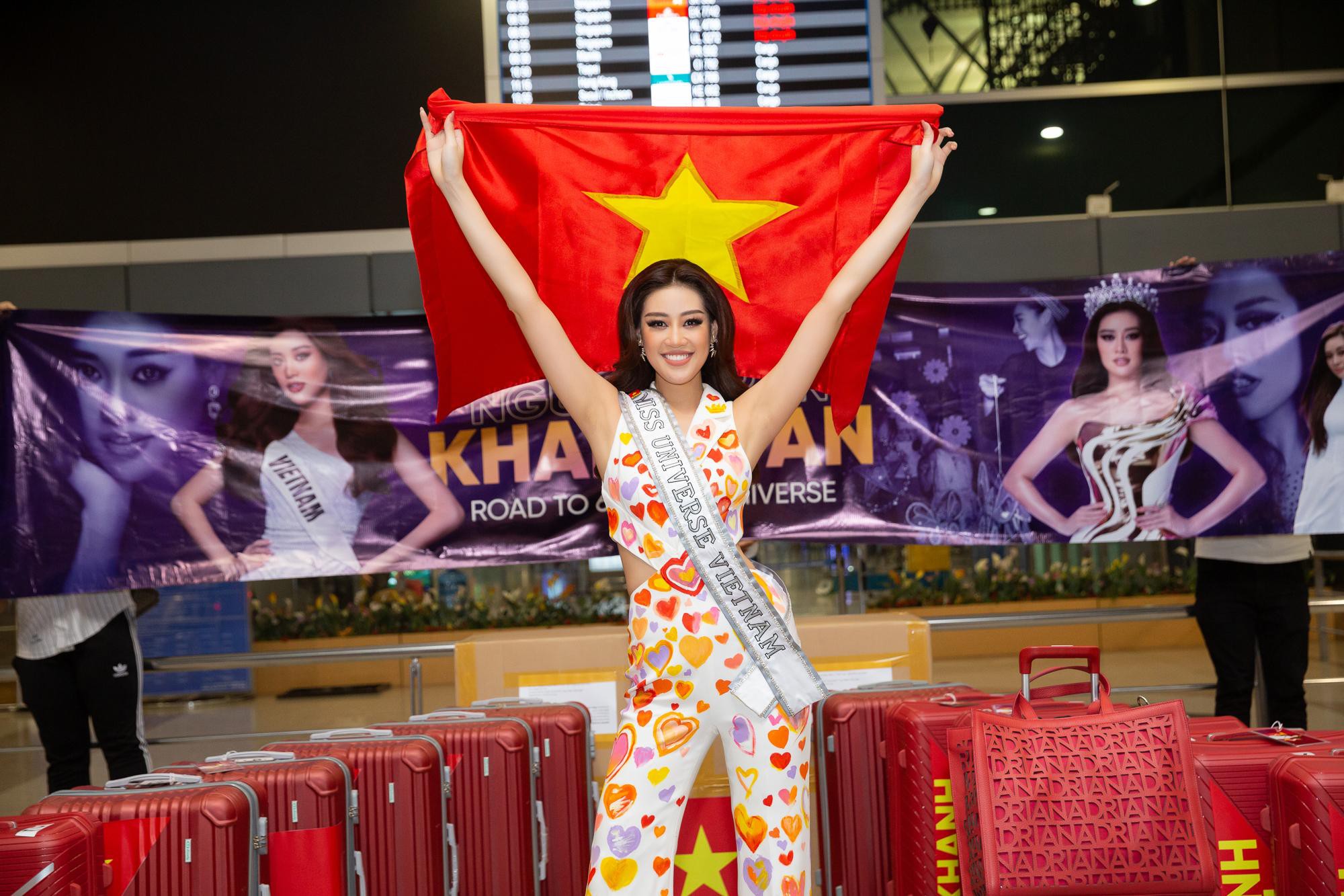 Hoa hậu Khánh Vân liên tục biến hóa phong cách thời trang sân bay khi lên đường sang Mỹ dự thi Miss Universe 2020 - Ảnh 3.