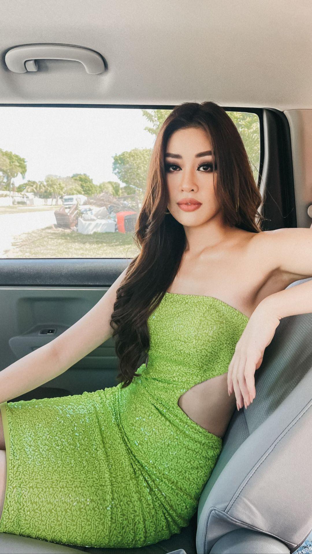 Khánh Vân diện váy neon cắt xẻ táo bạo khoe eo thon, body đồng hồ cát trong ngày đầu thi Miss Universe 2020 - Ảnh 1.