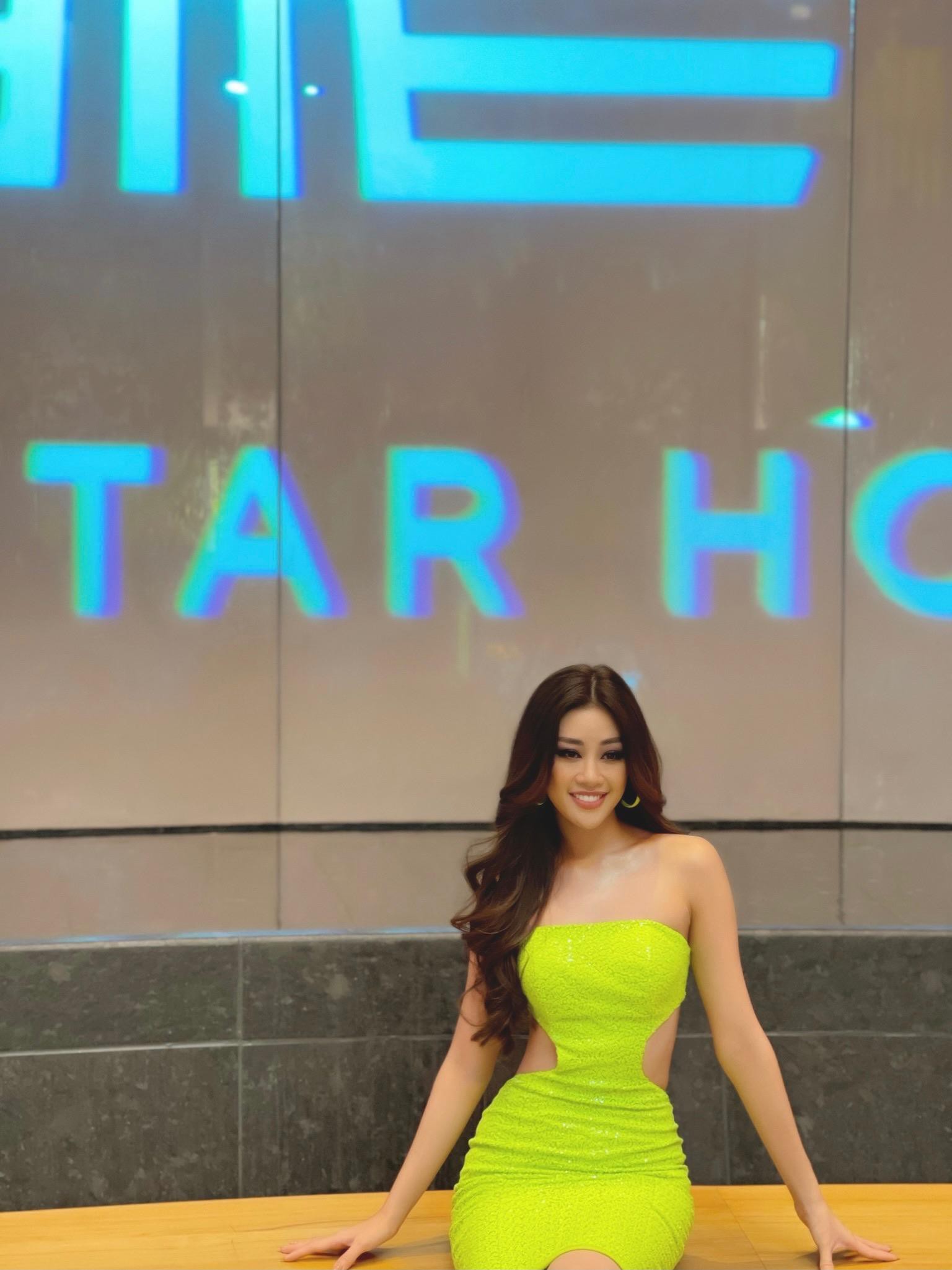 Khánh Vân diện váy neon cắt xẻ táo bạo khoe eo thon, body đồng hồ cát trong ngày đầu thi Miss Universe 2020 - Ảnh 9.