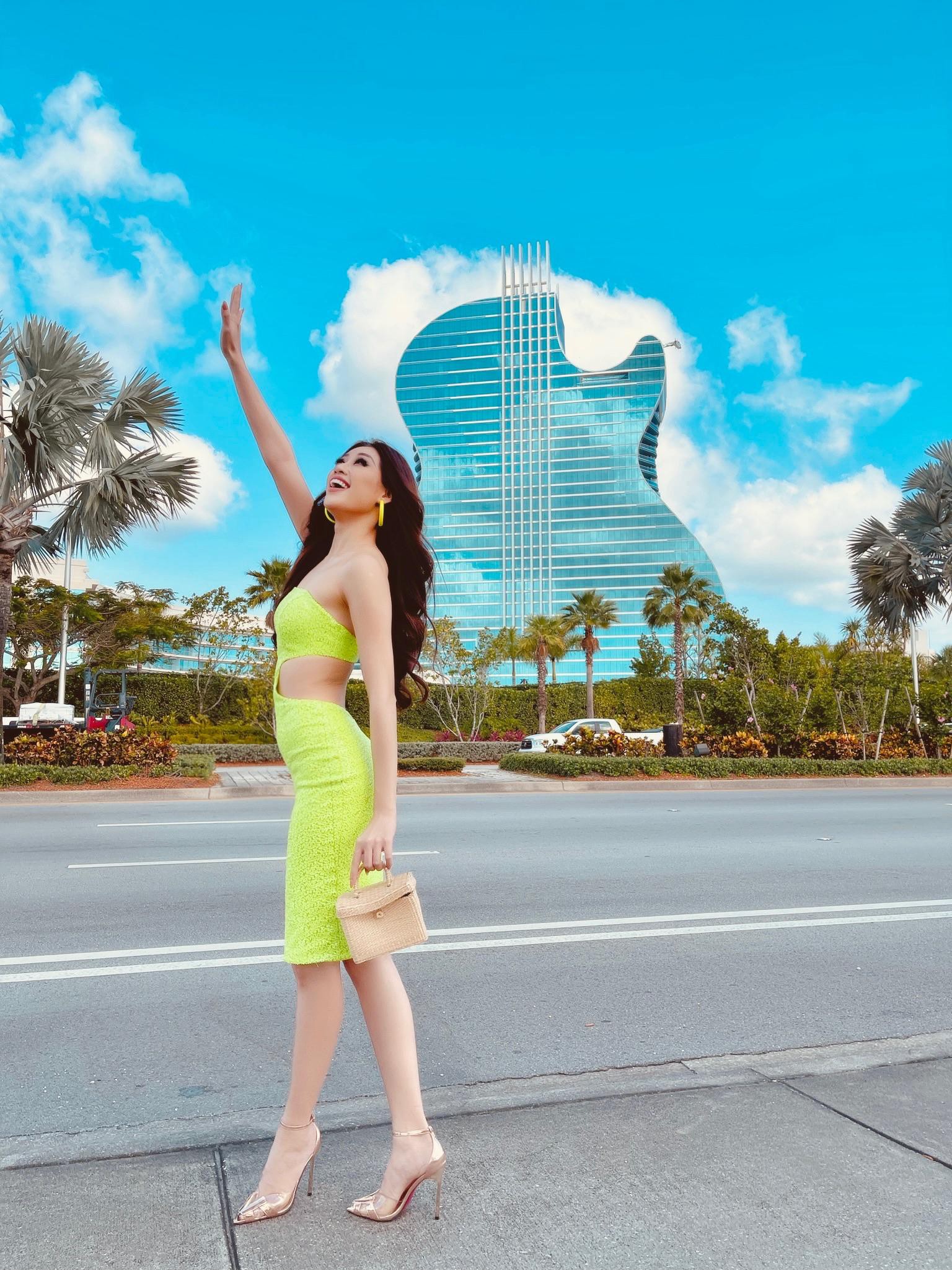 Khánh Vân diện váy neon cắt xẻ táo bạo khoe eo thon, body đồng hồ cát trong ngày đầu thi Miss Universe 2020 - Ảnh 10.
