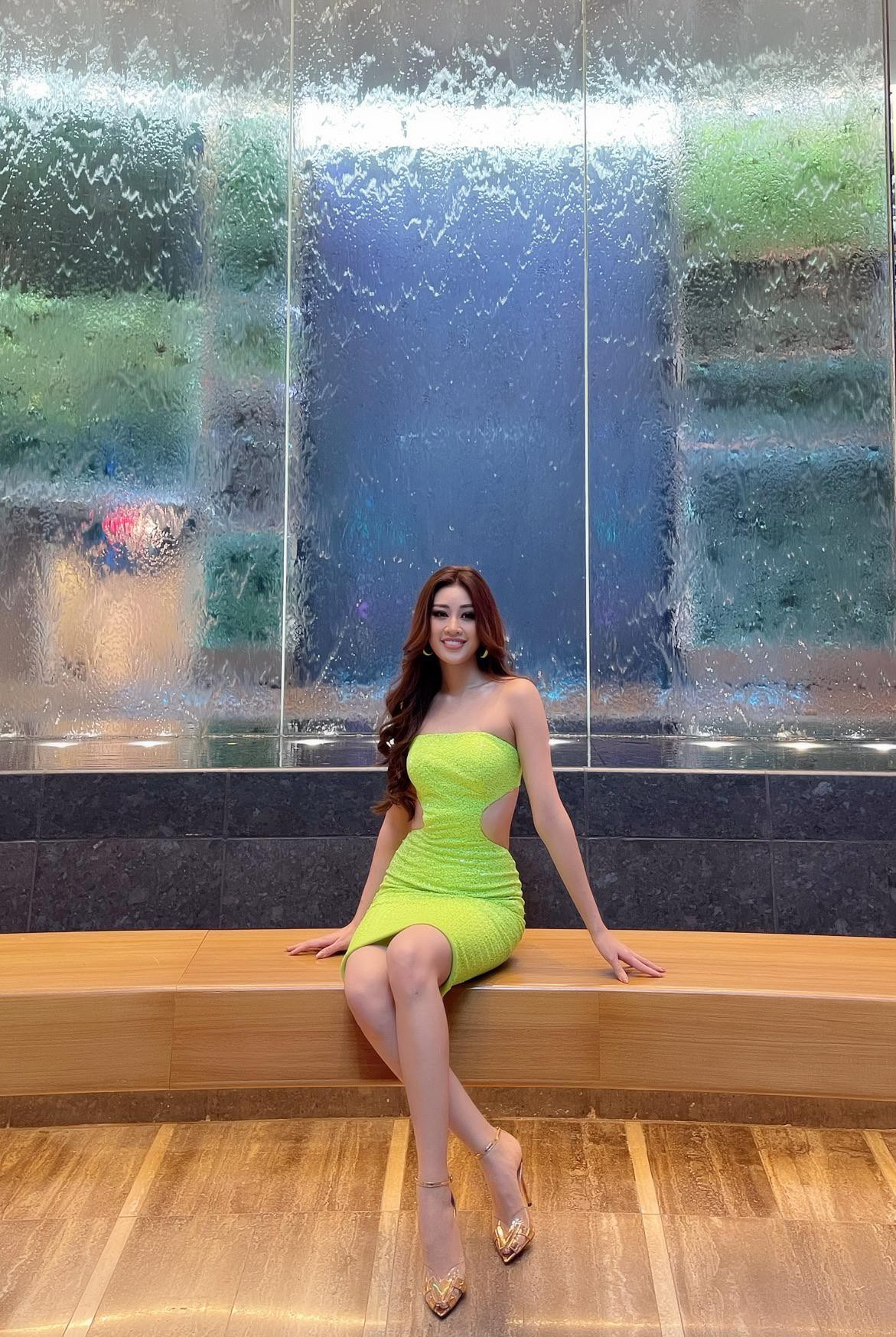 Khánh Vân diện váy neon cắt xẻ táo bạo khoe eo thon, body đồng hồ cát trong ngày đầu thi Miss Universe 2020 - Ảnh 11.