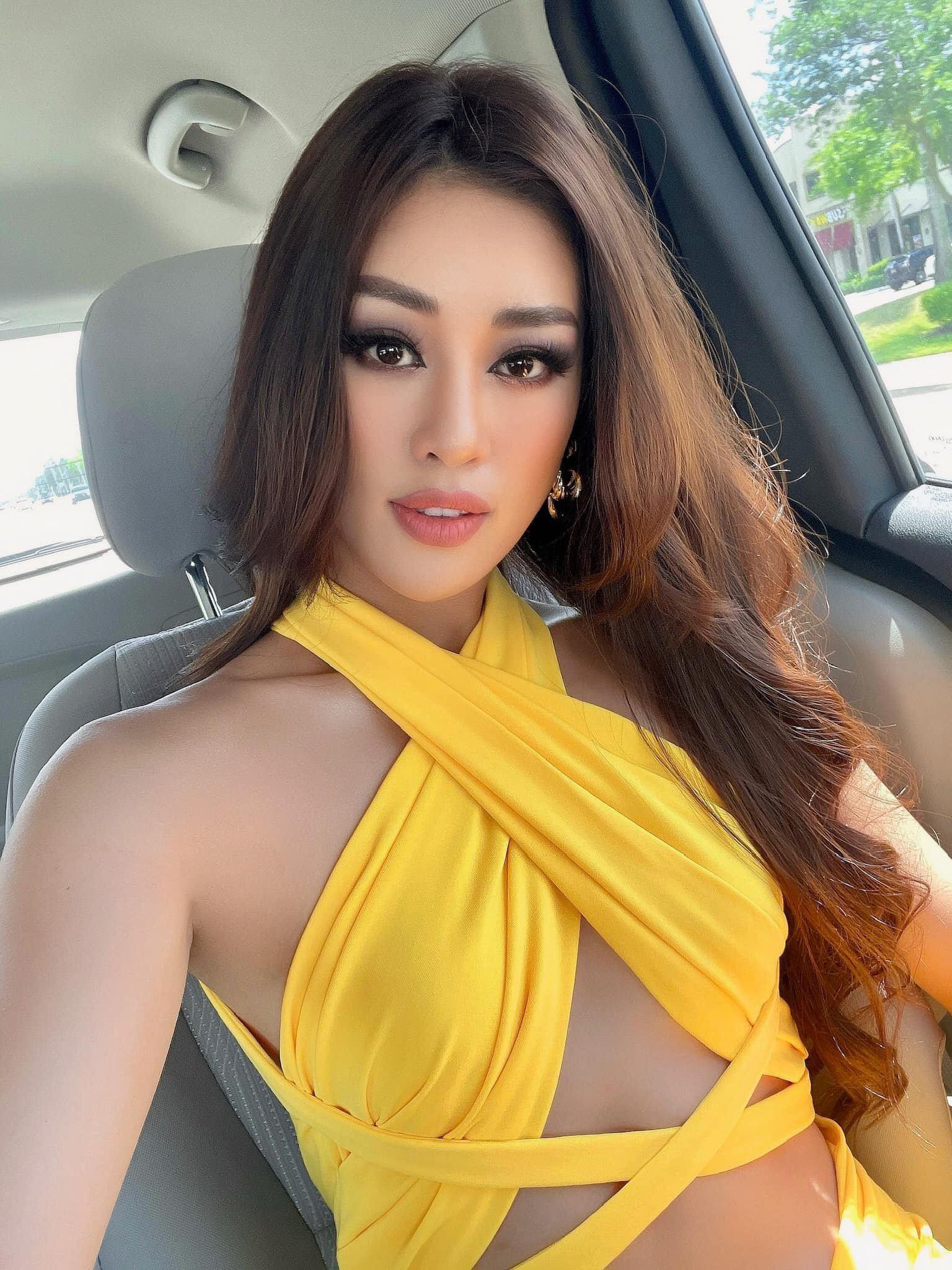 Khánh Vân tiếp tục tỏa sáng tại Miss Universe 2020 khi diện váy vàng chóe, cắt xẻ táo bạo - Ảnh 2.