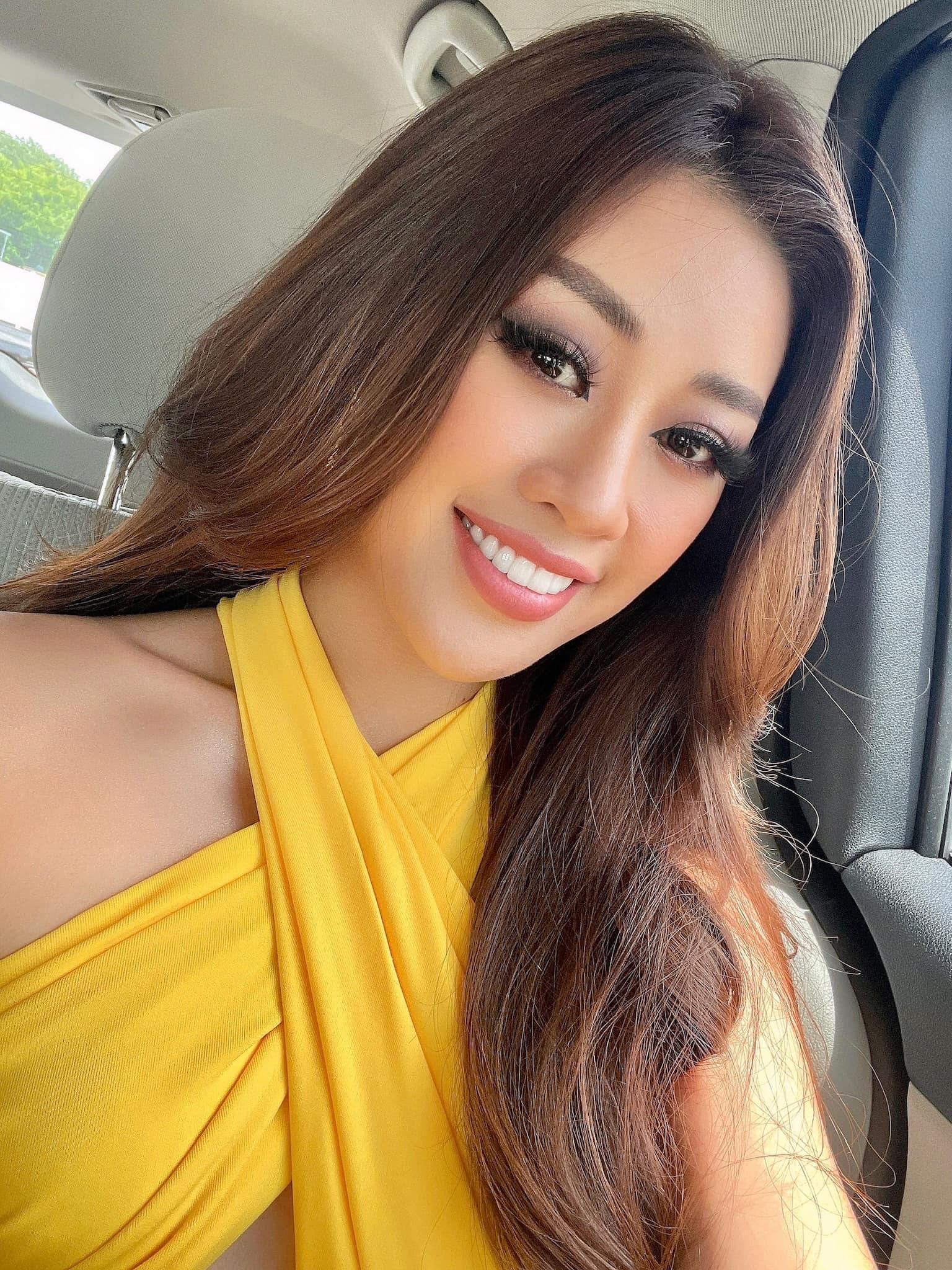 Khánh Vân tiếp tục tỏa sáng tại Miss Universe 2020 khi diện váy vàng chóe, cắt xẻ táo bạo - Ảnh 4.