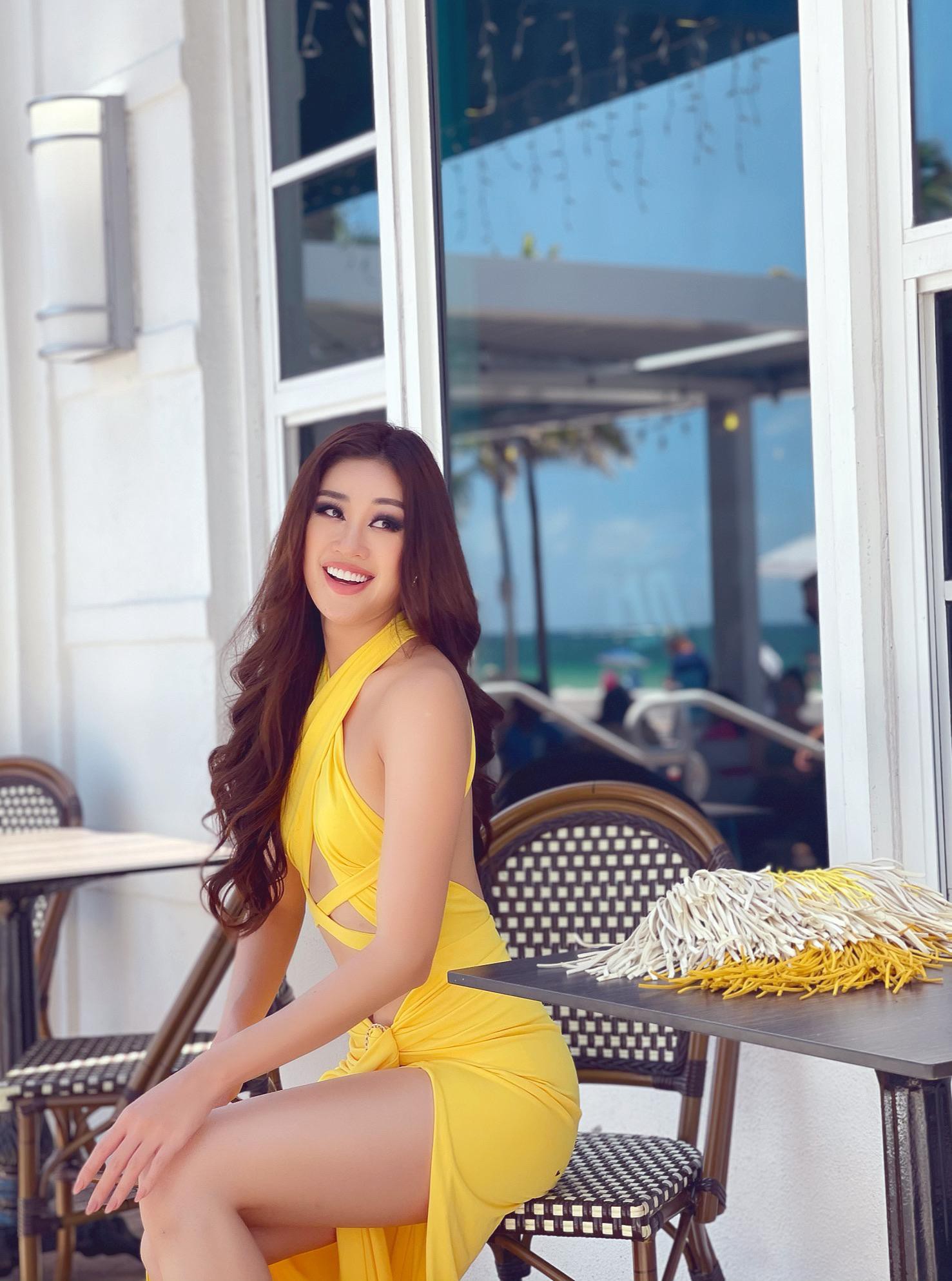 Khánh Vân tiếp tục tỏa sáng tại Miss Universe 2020 khi diện váy vàng chóe, cắt xẻ táo bạo - Ảnh 7.