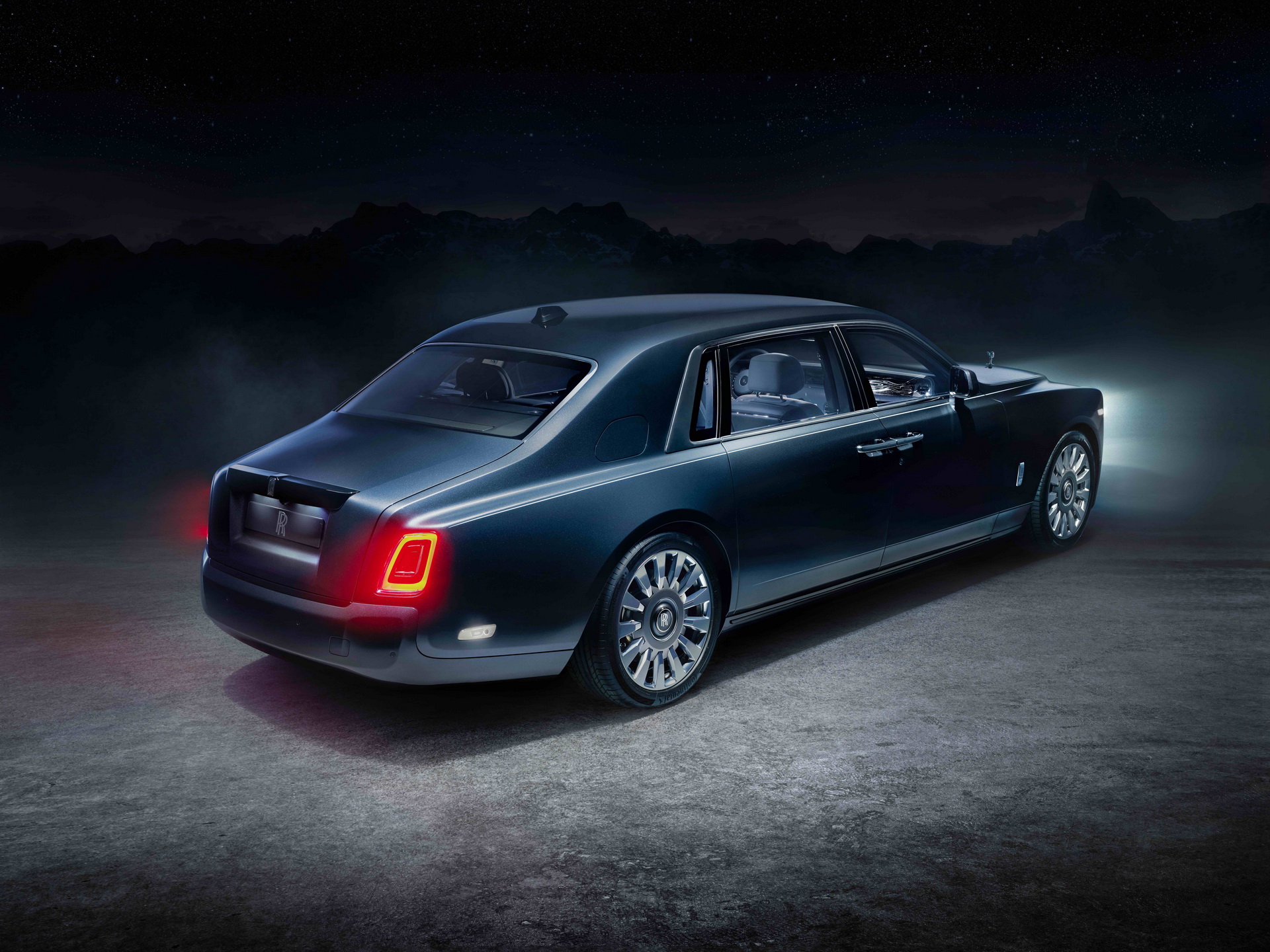 Rolls-Royce - Với hơn 100 năm lịch sử và danh tiếng vang dội trong ngành ô tô, hãy cùng khám phá thế giới của Rolls-Royce và thưởng thức những vật phẩm xe hơi sang trọng nhất thế giới.