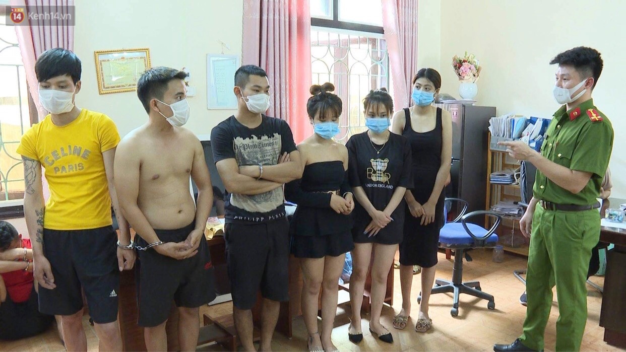 Bất chấp quy định phòng dịch, gần 40 nam nữ thanh niên mở tiệc ma túy bay lắc trong quán karaoke - Ảnh 1. Bất chấp quy định phòng dịch, gần 40 nam nữ thanh niên mở tiệc ma túy bay lắc trong quán karaoke - Ảnh 1.