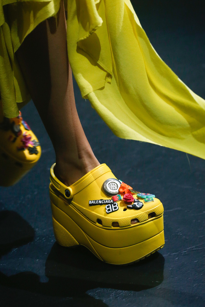 Thương hiệu xa xỉ Balenciaga ra mắt mẫu giày crocs cao gót mới, nhiều người chê thật kỳ dị và thảm họa - Ảnh 1. Thương hiệu xa xỉ Balenciaga ra mắt mẫu giày crocs cao gót mới, nhiều người chê thật kỳ dị và thảm họa - Ảnh 1.