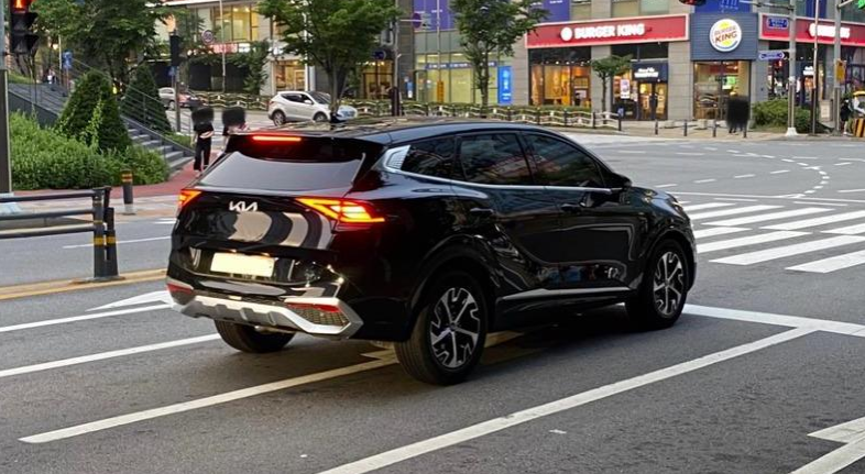 Kia Sportage đẹp khó cưỡng, bầu trời công nghệ phả hơi nóng Mazda CX-5, Hyundai Tucson - Ảnh 3. Kia Sportage đẹp khó cưỡng, bầu trời công nghệ phả hơi nóng Mazda CX-5, Hyundai Tucson - Ảnh 3.
