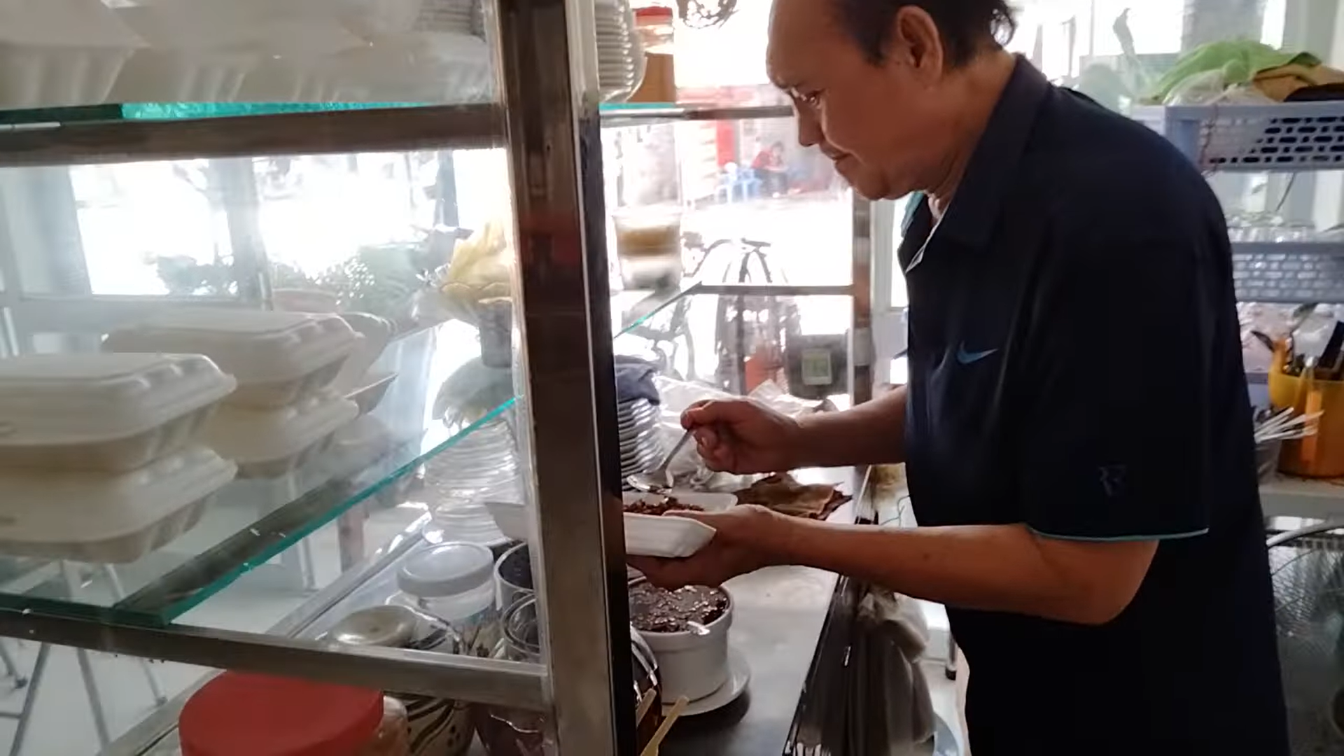 Tung số tài khoản xin tiền khán giả, nghệ sĩ Duy Phương buồn vì bị các bạn mới lớn kêu là thằng - Ảnh 1. Tung số tài khoản xin tiền khán giả, nghệ sĩ Duy Phương buồn vì bị các bạn mới lớn kêu là thằng - Ảnh 1.