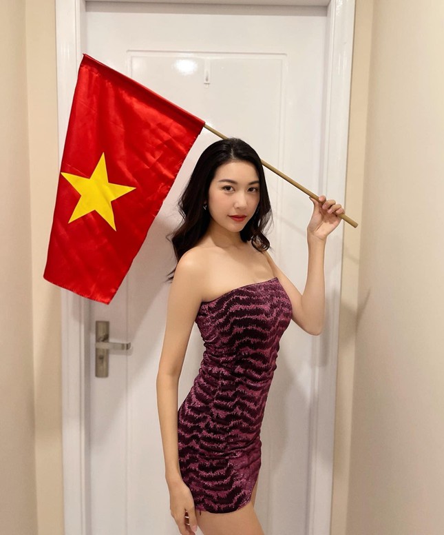 Hoa hậu H'Hen Niê gây chú ý khi đeo vương miện cổ vũ cho đội tuyển Việt Nam - Ảnh 3.