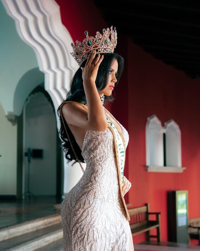 Ngắm nhan sắc xinh đẹp, quyến rũ của nữ sinh viên báo chí vừa lên ngôi Hoa hậu Hòa bình Guatemala - Ảnh 3.