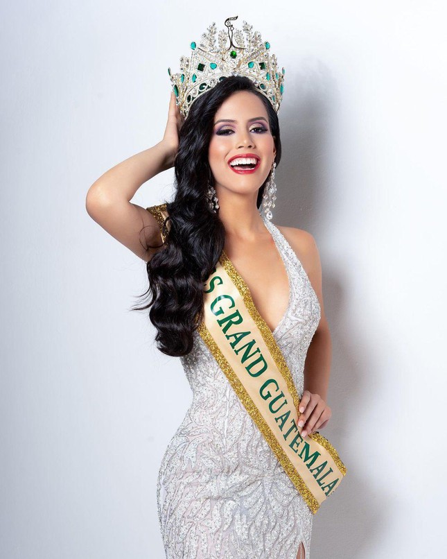 Ngắm nhan sắc xinh đẹp, quyến rũ của nữ sinh viên báo chí vừa lên ngôi Hoa hậu Hòa bình Guatemala - Ảnh 4.