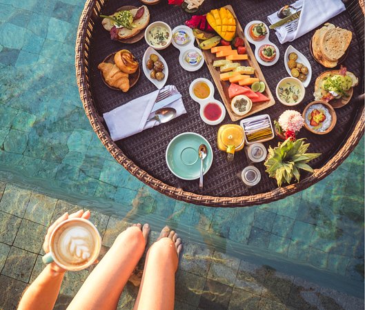 Sự thật sau những bữa sáng nổi bên hồ bơi: Trải nghiệm thật không như mơ, chỉ là chiêu trò quảng cáo của khách sạn - Ảnh 2. Sự thật sau những bữa sáng nổi bên hồ bơi: Trải nghiệm thật không như mơ, chỉ là chiêu trò quảng cáo của khách sạn - Ảnh 2.