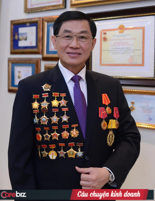 Trước khi là Vua hàng hiệu đình đám, ông Johnathan Hạnh Nguyễn đã là “ông hoàng sân bay” suốt 30 năm - Ảnh 1.