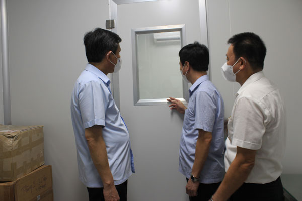 Quảng Bình: Chủ tịch UBND tỉnh thăm và làm việc với Trung tâm Kiểm soát dịch bệnh - Ảnh 2.